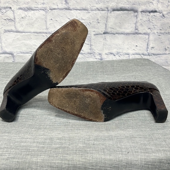 Stuart Weitzman BROWN PATENT SNAKE CLASSIC HEEL PUMPS - Picture 5 of 10